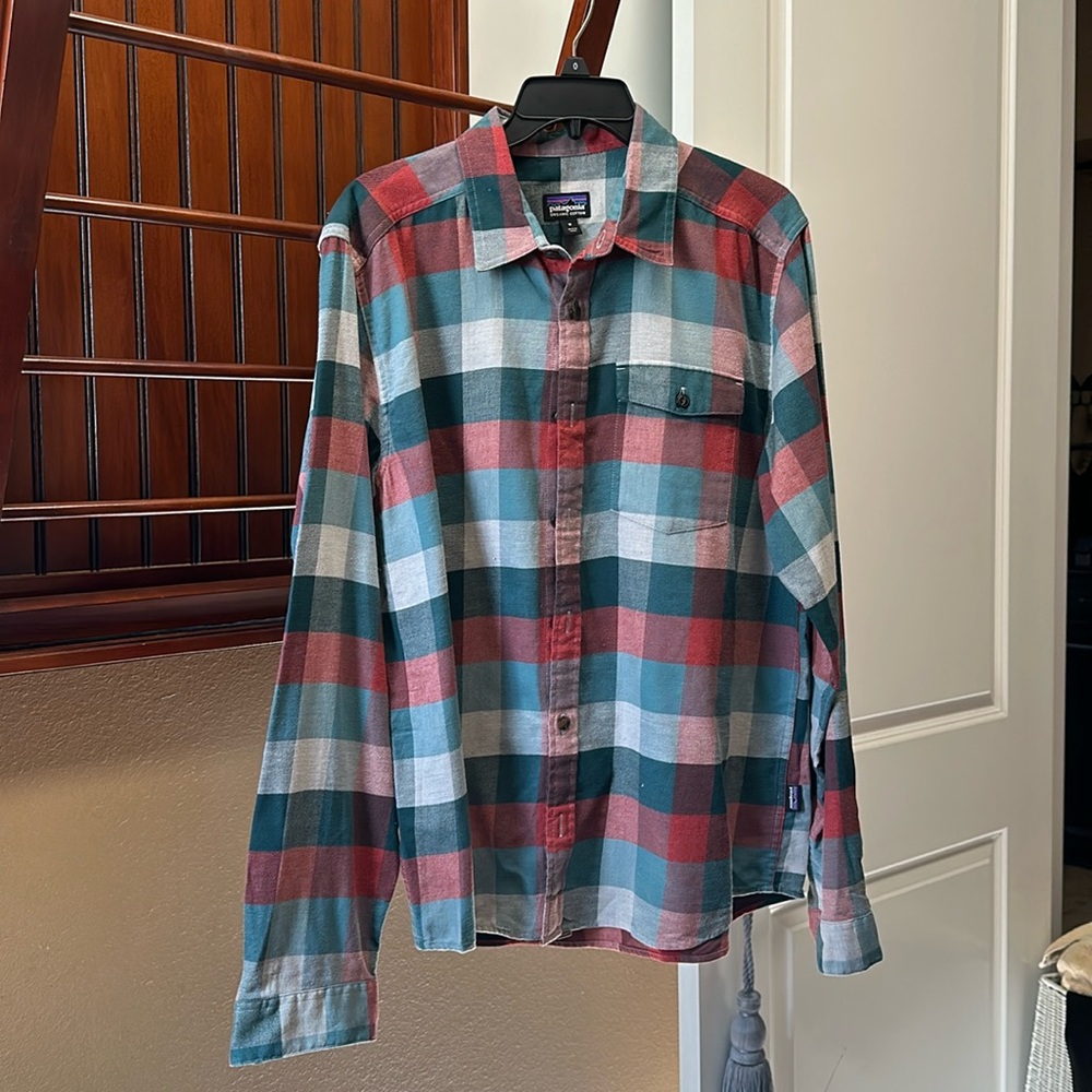 Men’s Patagonia Plaid Button Up Shirt Medium Long Sleeve Green Red Flannel